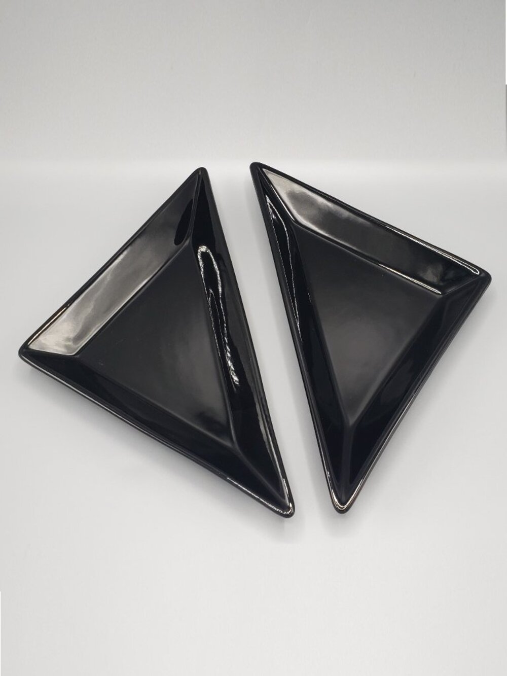 Pampered Chef Simple Additions #1928 Set of 2 Black Triangle Dishes